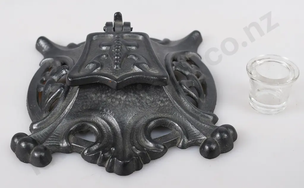 CAST IRON INKWELL Image 1++