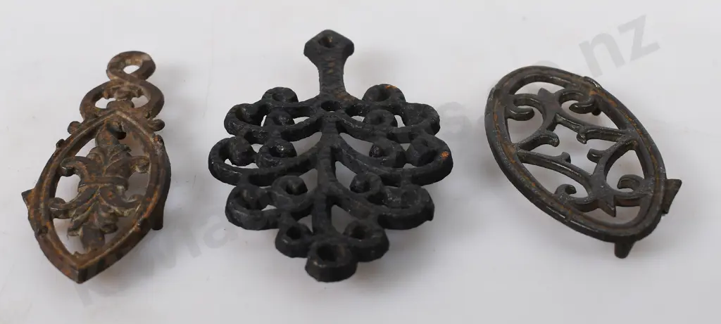 CAST IRON TRIVETS Image 1++