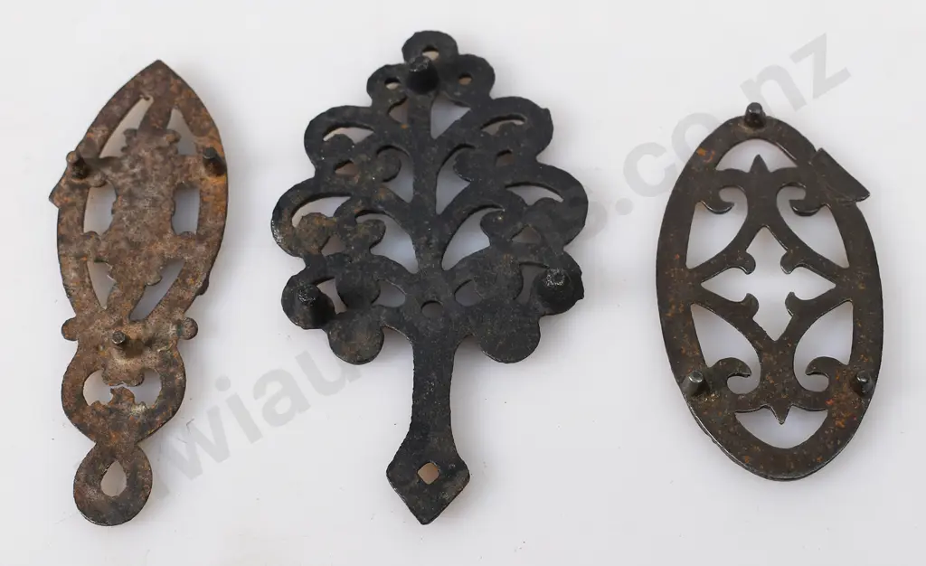 CAST IRON TRIVETS Image 1++