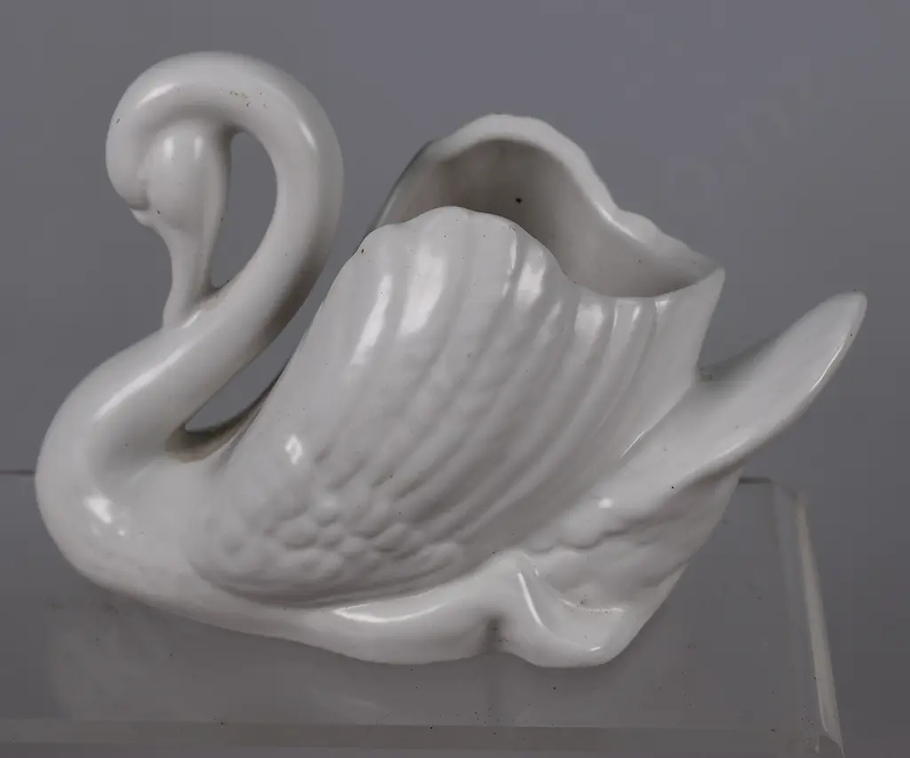 CROWN LYNN SMALL SWAN 154 Image 1++