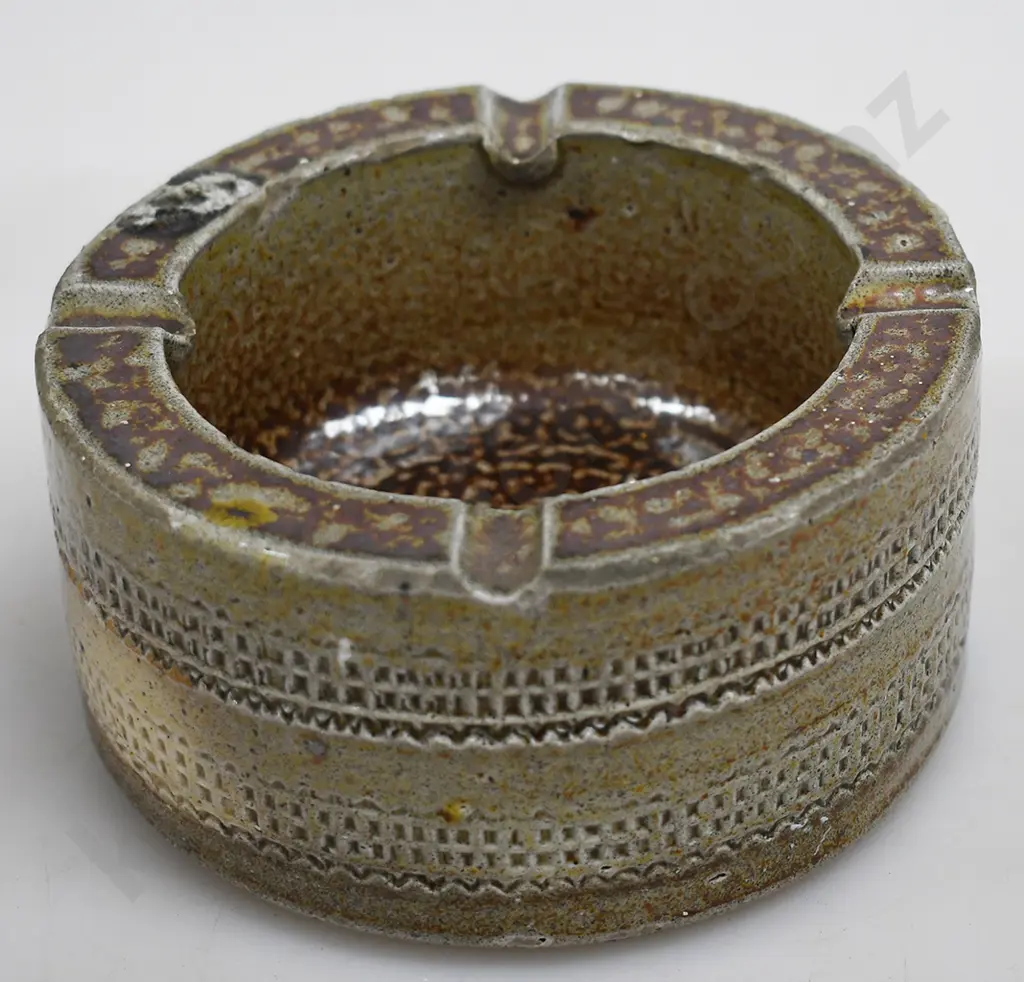 CRUM POTTERY NEW LYNN ASHTRAY Image 1++