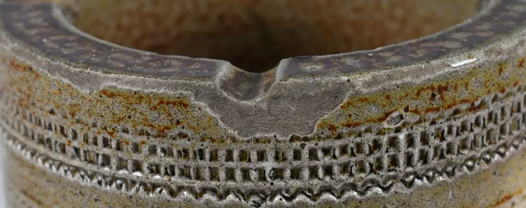 CRUM POTTERY NEW LYNN ASHTRAY Image 1++