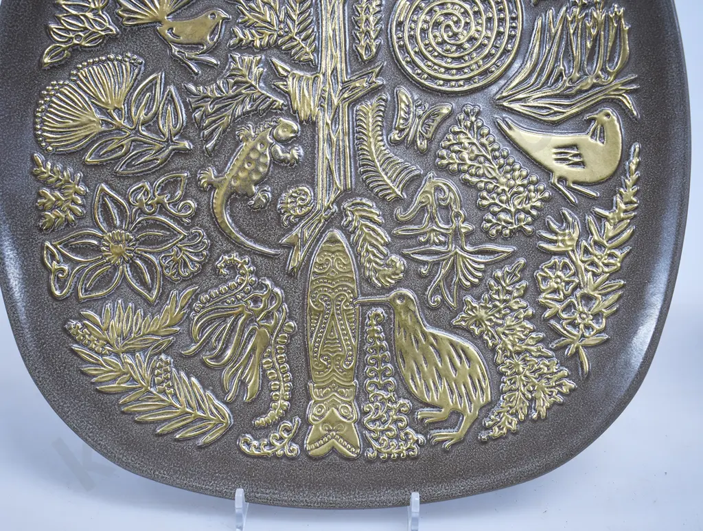 CROWN LYNN LEGEND PLATE Image 1++