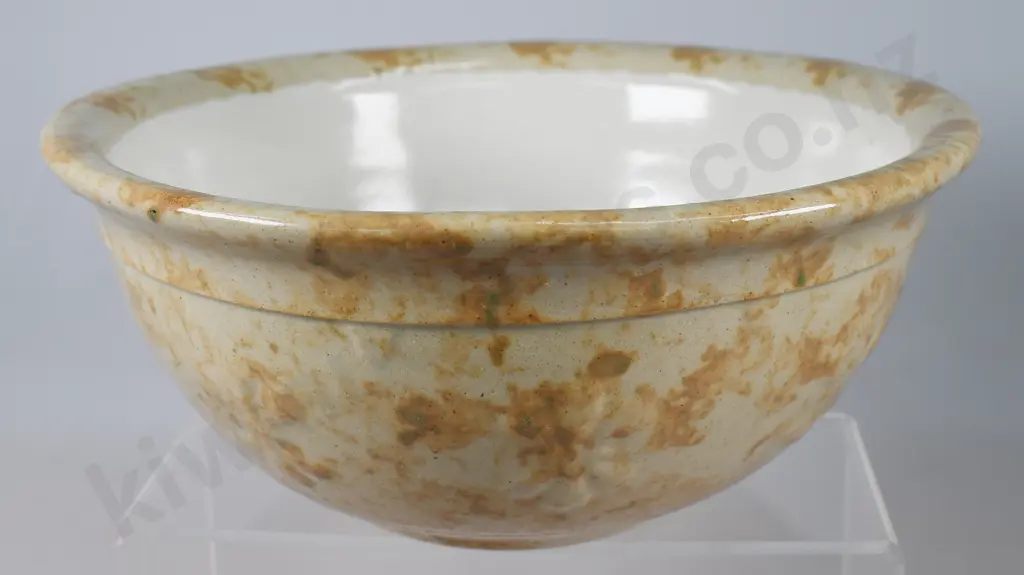 TIMARU POTTERIES MOTTLED GLAZE MIXING BOWL Image 1++