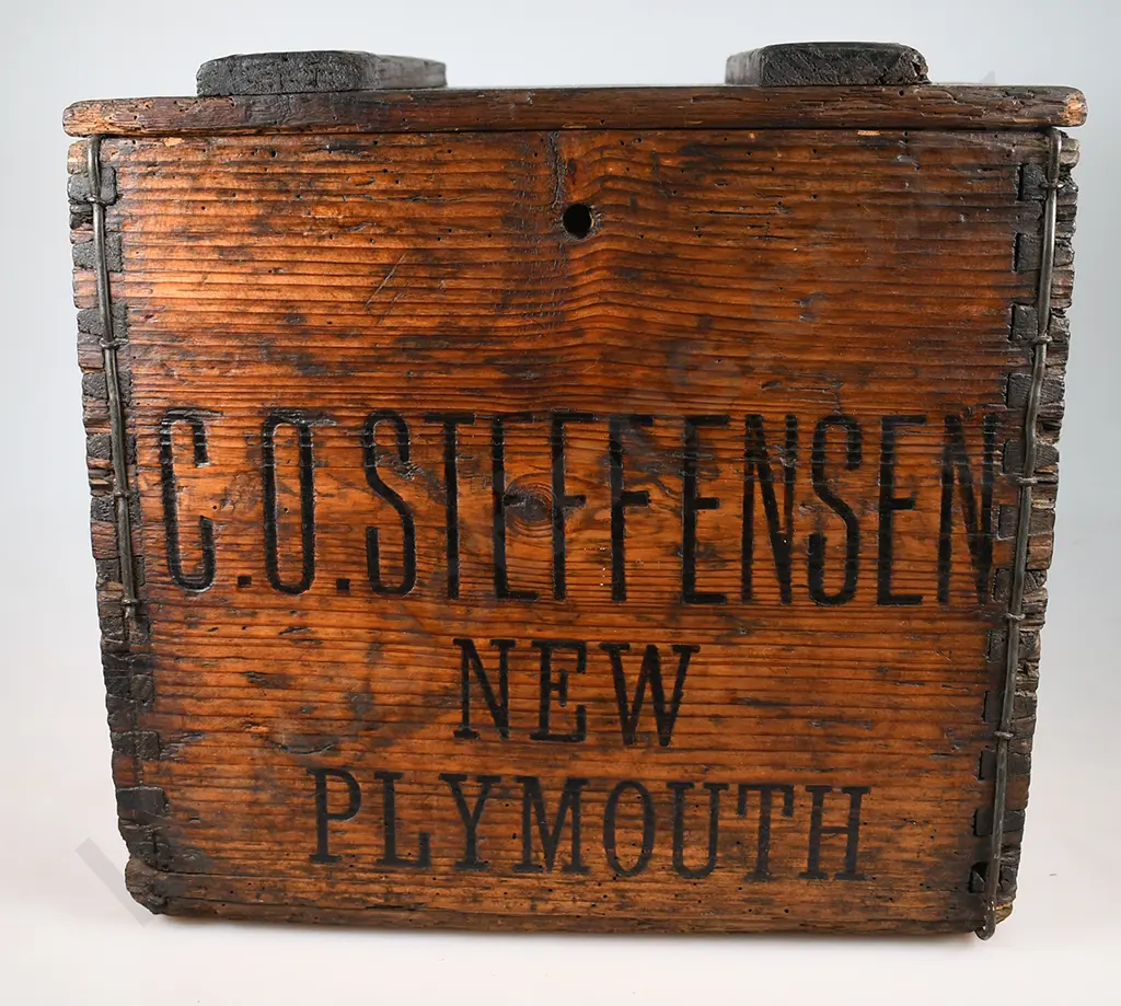 C O STEFFENSEN NEW PLYMOUTH SYPHON CRATE Image 1++