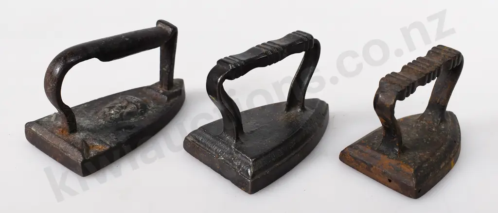 COLLECTION OF MINIATURE IRONS Image 1++