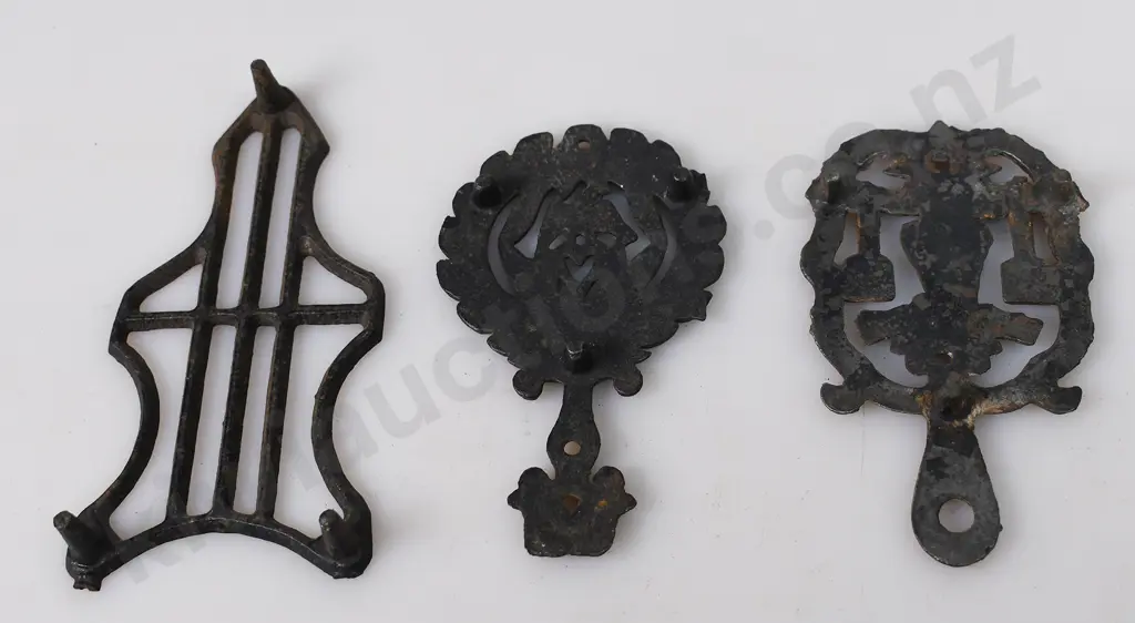CAST IRON TRIVETS Image 1++