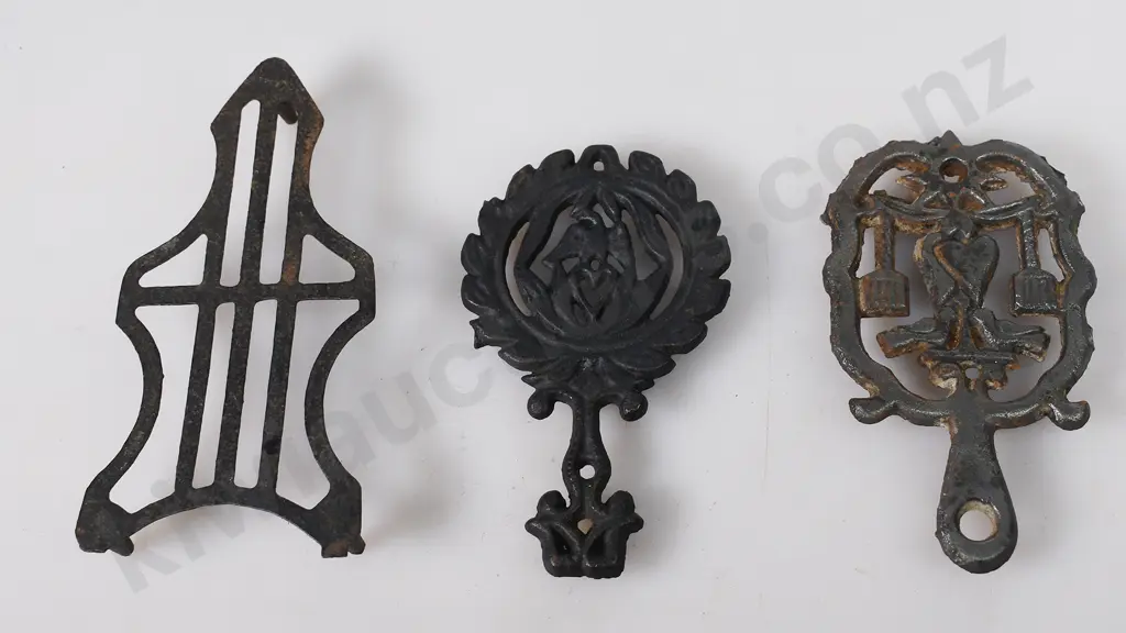 CAST IRON TRIVETS Image 1++