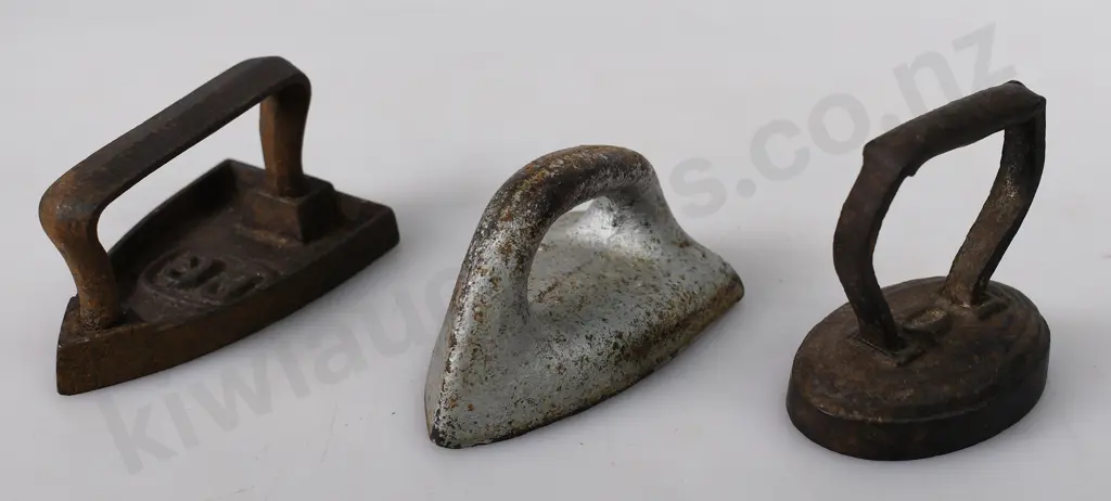 COLLECTION OF MINIATURE IRONS Image 1++