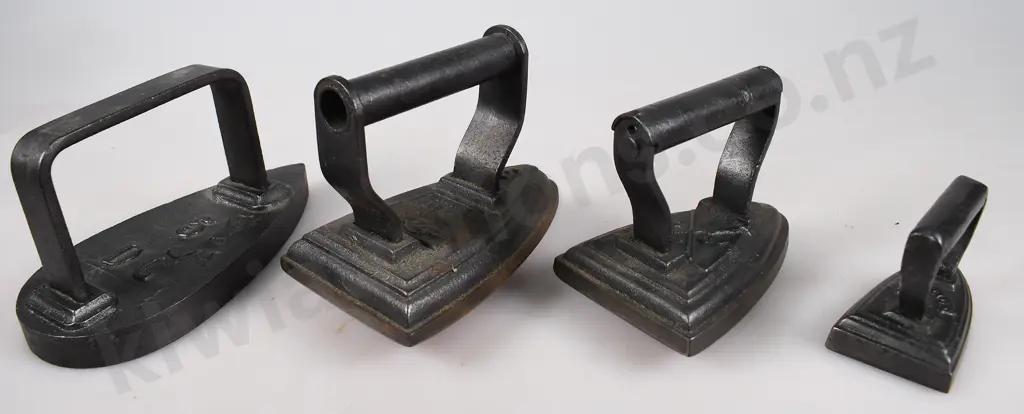 ASSORTED VINTAGE IRONS Image 1++