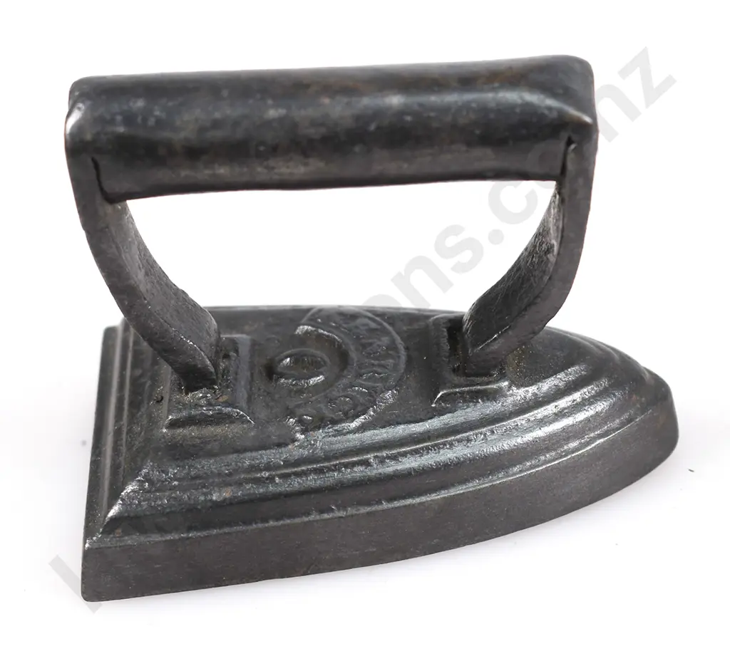 ASSORTED VINTAGE IRONS Image 1++