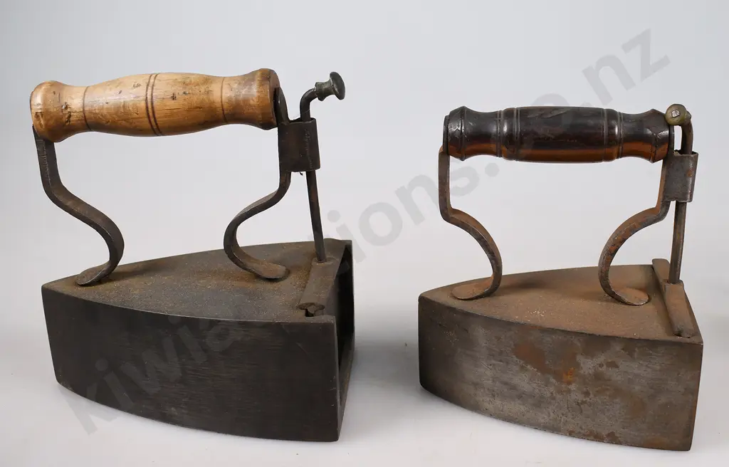 ASSORTED VINTAGE IRONS Image 1++