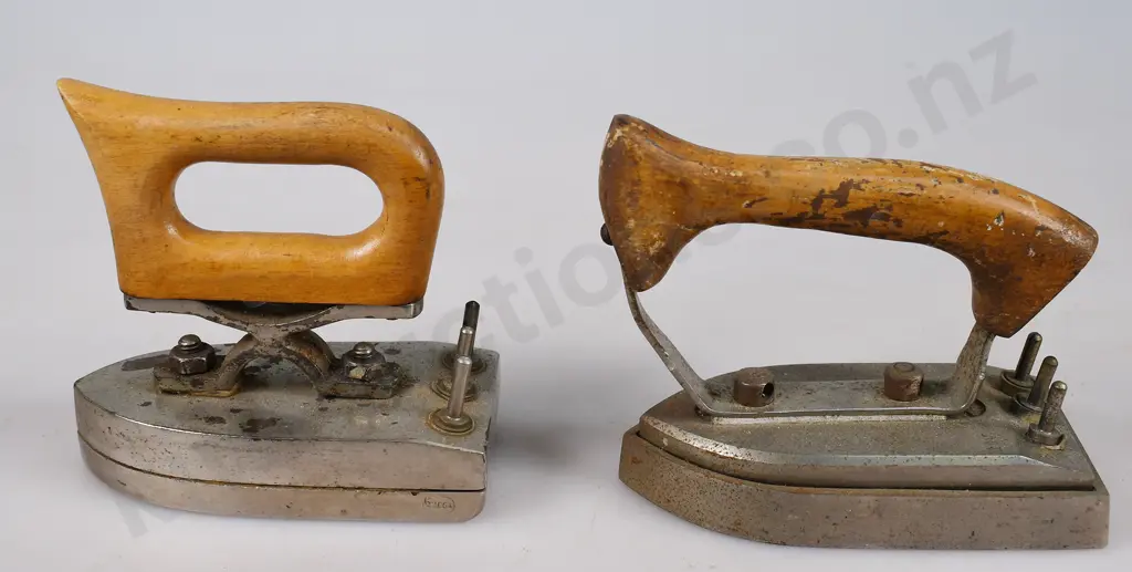 ASSORTED VINTAGE IRONS Image 1++