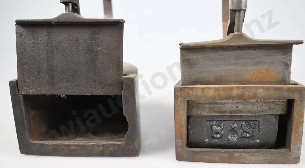 ASSORTED VINTAGE IRONS Image 1++