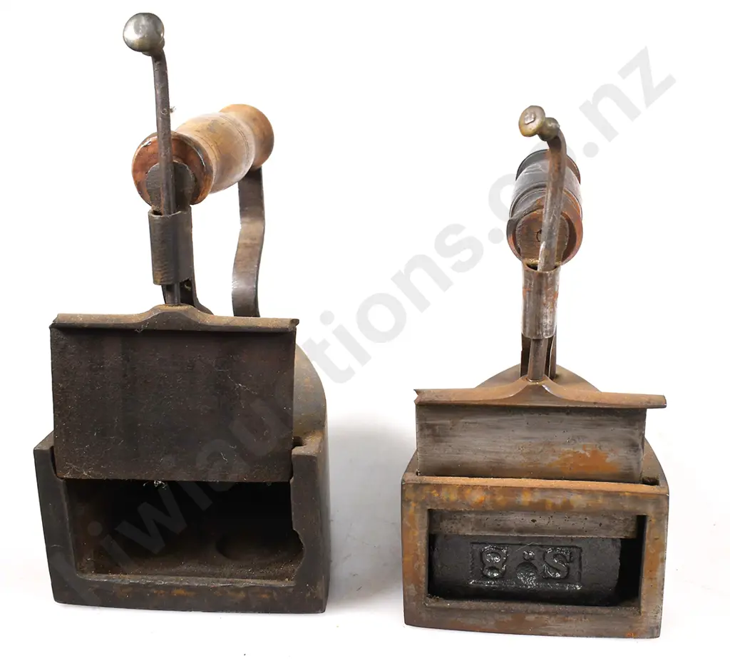 ASSORTED VINTAGE IRONS Image 1++