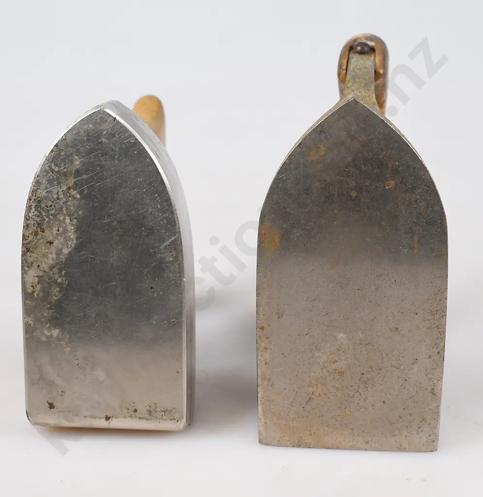 ASSORTED VINTAGE IRONS Image 1++