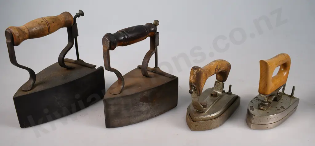 ASSORTED VINTAGE IRONS Image 1++