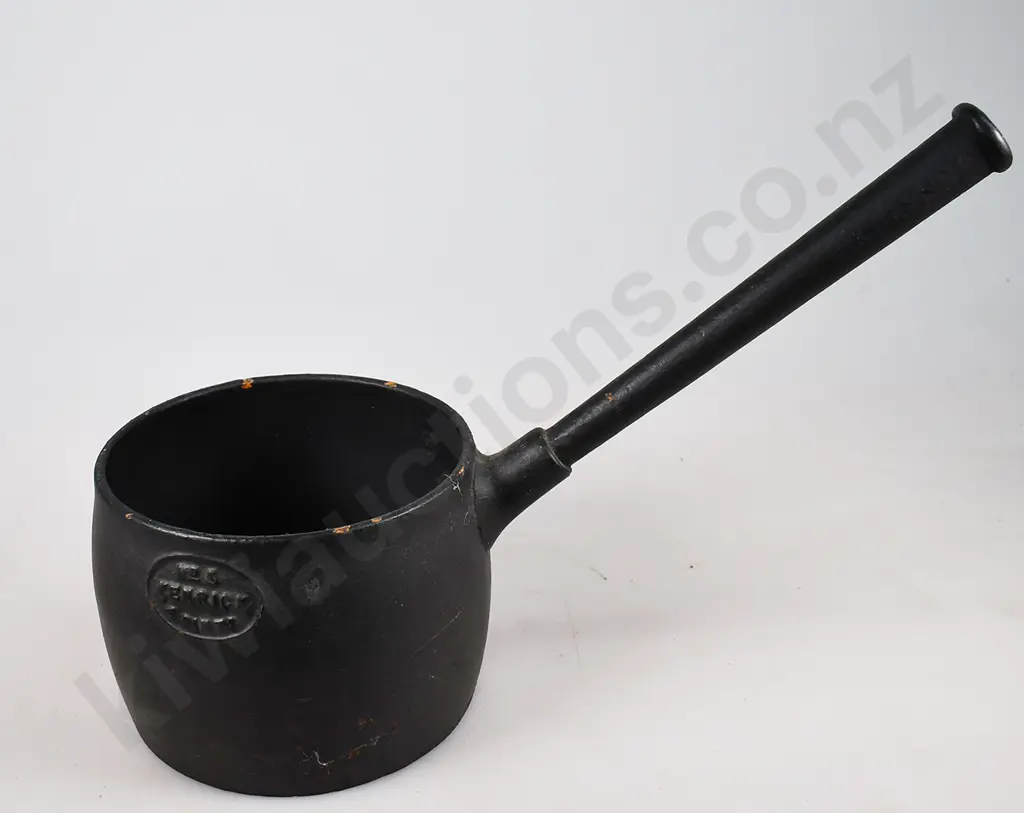 CAST IRON KETTLE, SKILLET & COOKING POT Image 1++