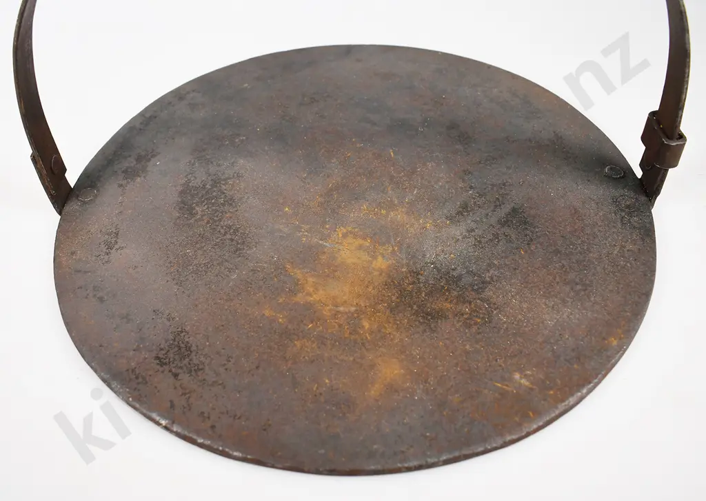 CAST IRON KETTLE, SKILLET & COOKING POT Image 1++