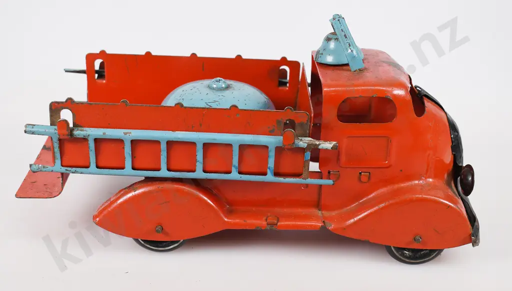 TRI-ANG W SERIES FIRE TRUCK 7686/W555 Image 1++