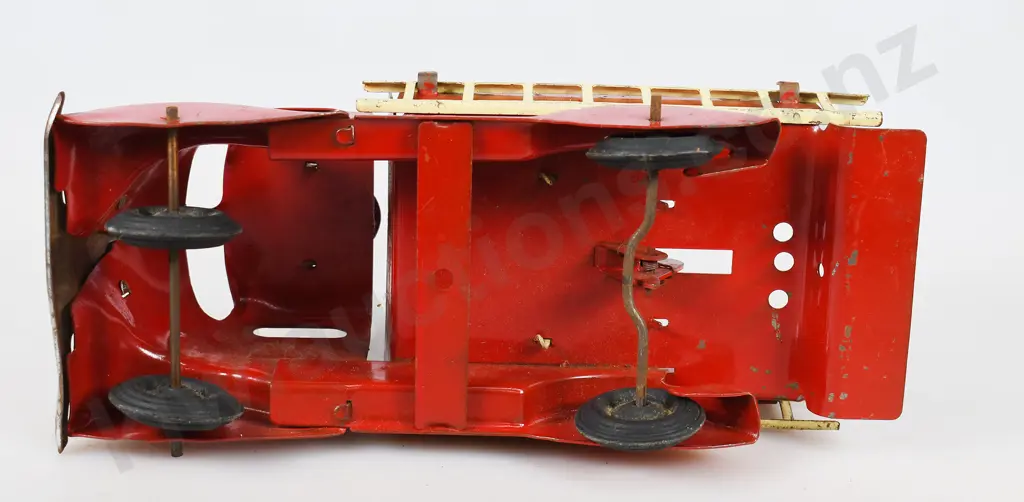 TRI-ANG W SERIES FIRE TRUCK 7686/W555 Image 1++