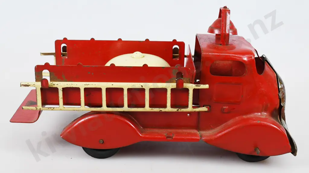 TRI-ANG W SERIES FIRE TRUCK 7686/W555 Image 1++