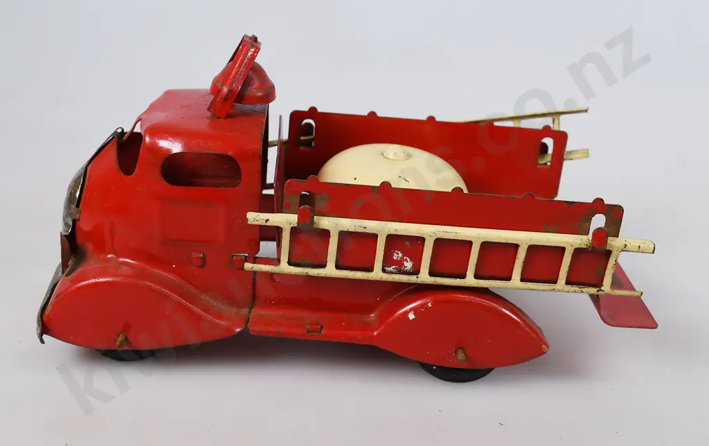 TRI-ANG W SERIES FIRE TRUCK 7686/W555 Image 1++