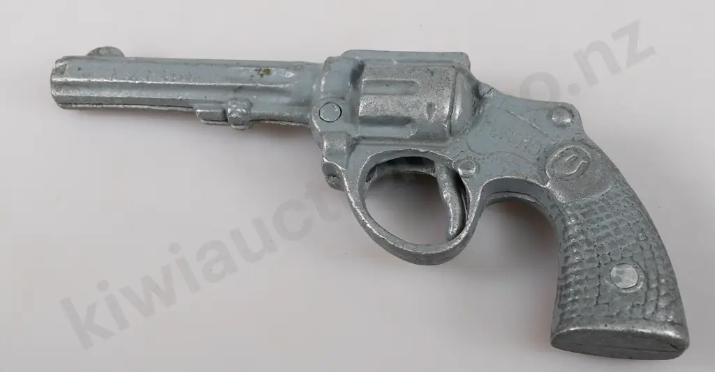 FUN HO REVOLVER, KIWI WATER PISTOL Image 1++