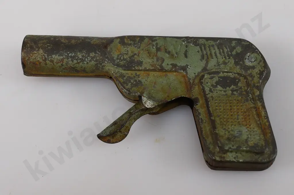 FUN HO REVOLVER, KIWI WATER PISTOL Image 1++