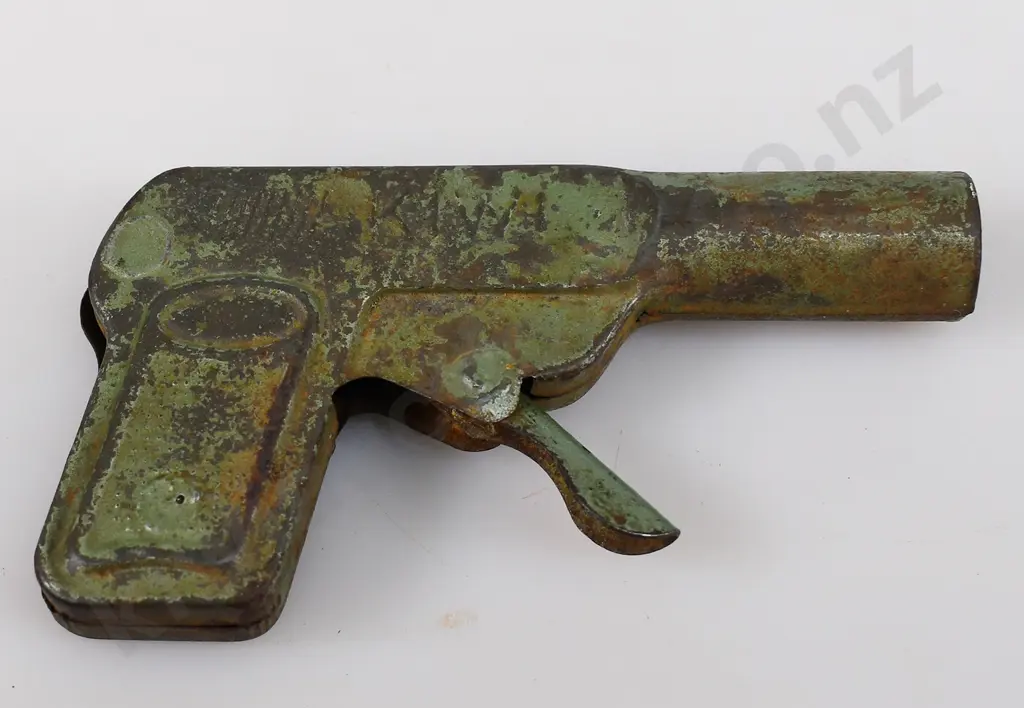 FUN HO REVOLVER, KIWI WATER PISTOL Image 1++