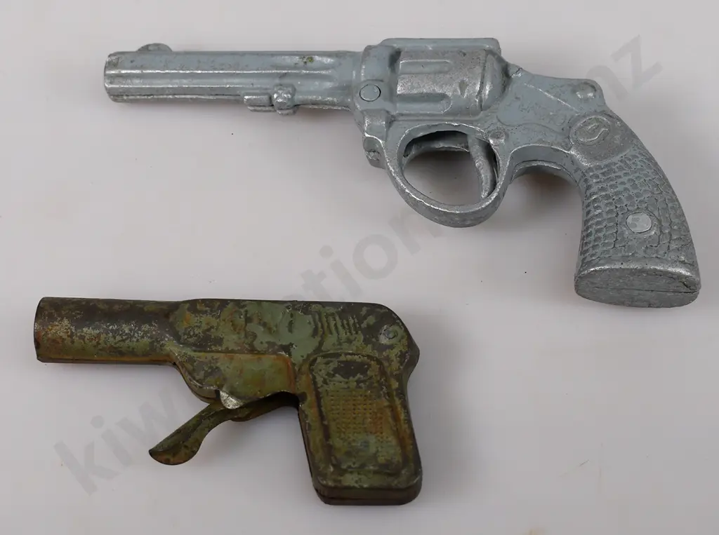 FUN HO REVOLVER, KIWI WATER PISTOL Image 1++