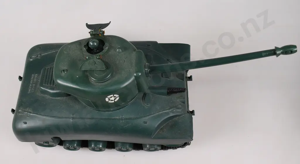 TRI-ANG BOXED MINIC SERIES 2 CLOCKWORK POWERED SHERMAN TANK Image 1++