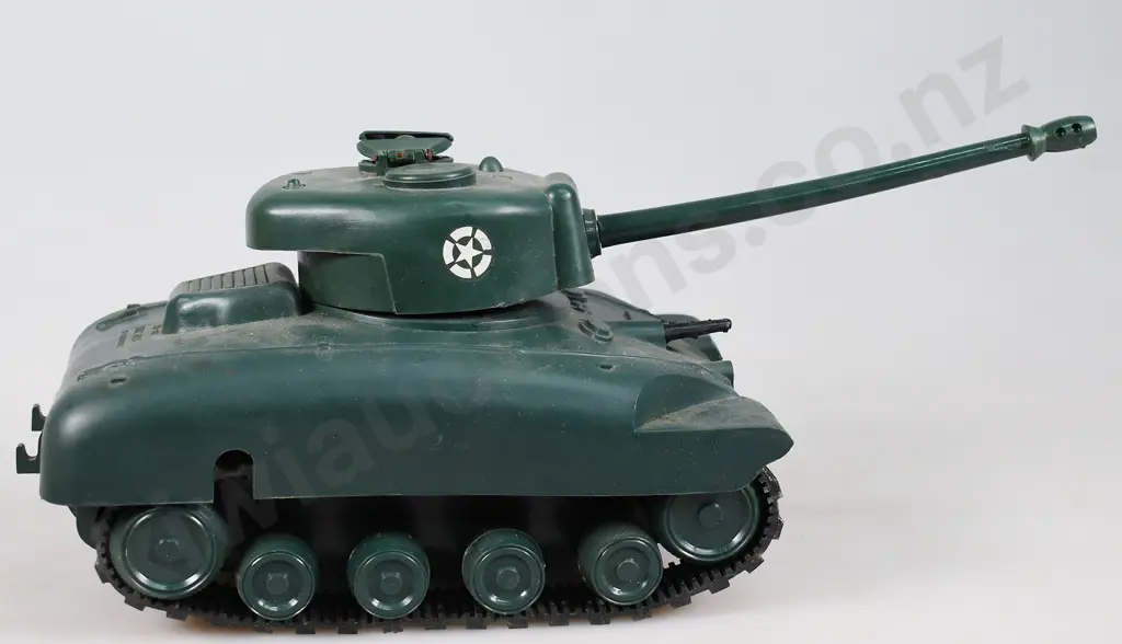 TRI-ANG BOXED MINIC SERIES 2 CLOCKWORK POWERED SHERMAN TANK Image 1++