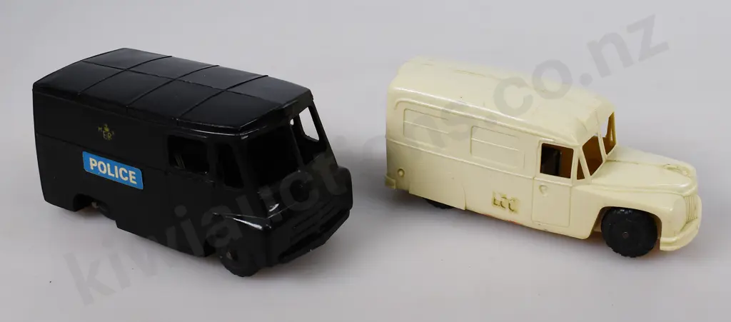 TRI-ANG MINIC POLICE CAR & AMBULANCE Image 1++