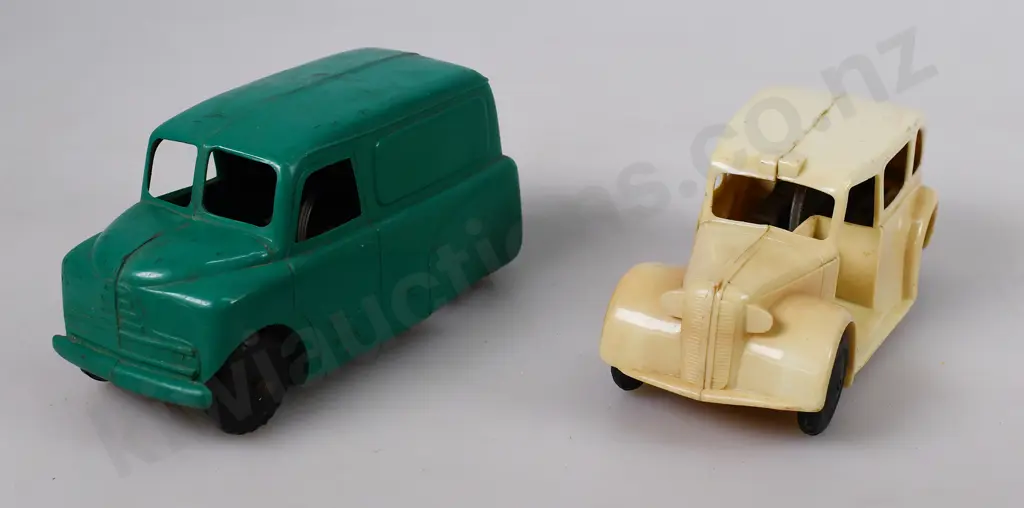 TRI-ANG MINIC DELIVERY VAN & TAXI Image 1++