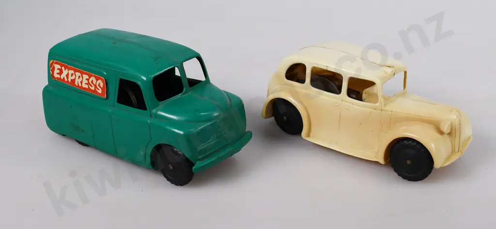 TRI-ANG MINIC DELIVERY VAN & TAXI Image 1++