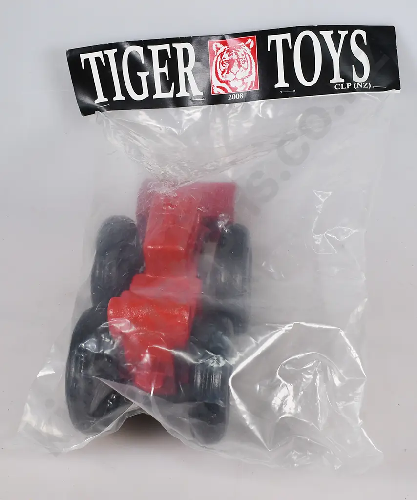 TIGER TOYS TRACTOR WITH SCOOP Image 1++