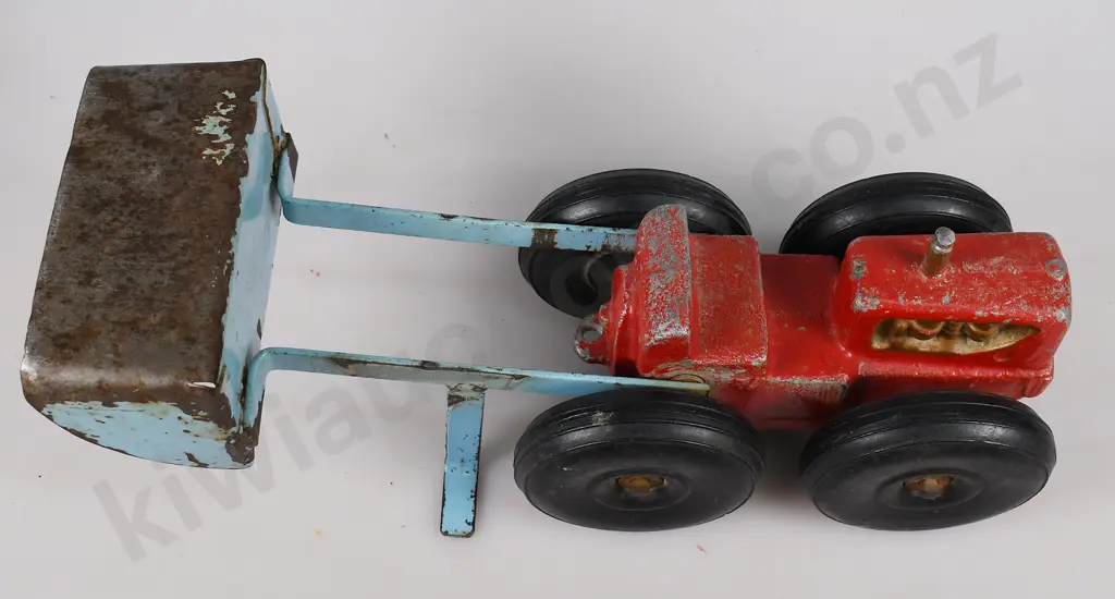 TIGER TOYS TRACTOR WITH FRONT SCOOP Image 1++