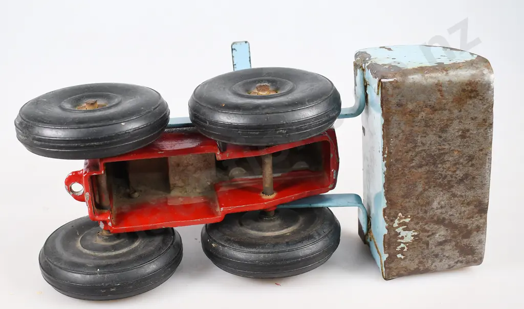 TIGER TOYS TRACTOR WITH FRONT SCOOP Image 1++