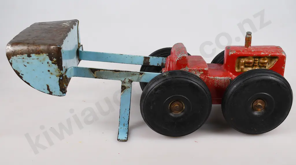 TIGER TOYS TRACTOR WITH FRONT SCOOP Image 1++