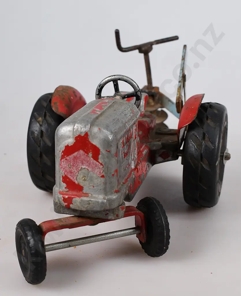 TIGER TOYS TRACTOR WITH BACK POST HOLE DIGGER Image 1++