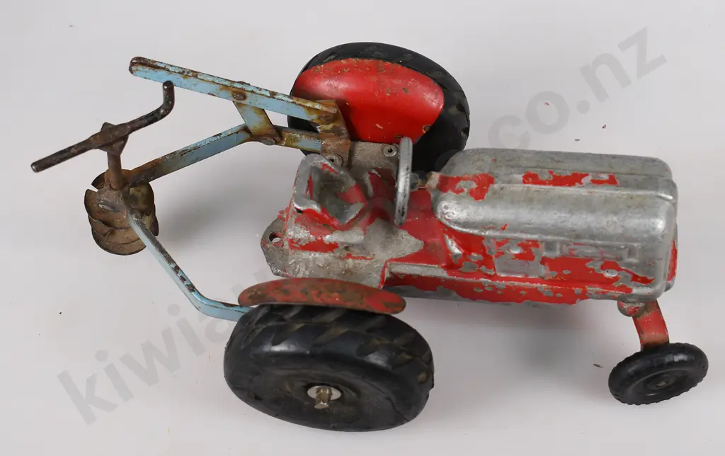 TIGER TOYS TRACTOR WITH BACK POST HOLE DIGGER Image 1++