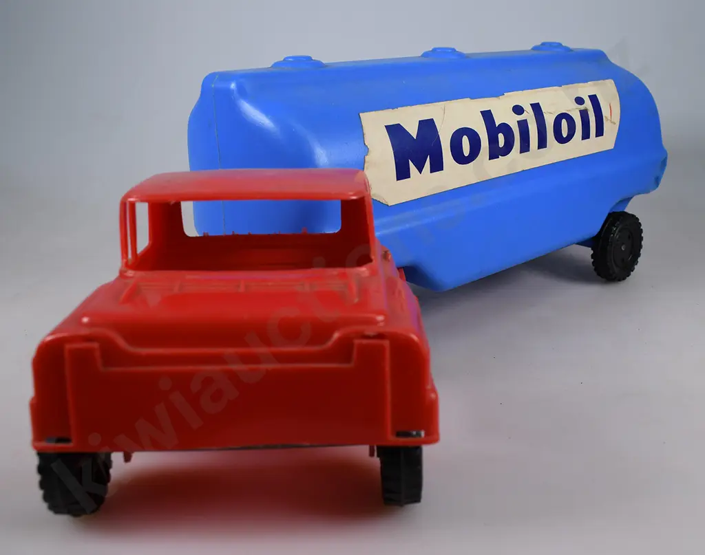 LINCOLN NZ ASSOCCIATED PLASTIC TOYS Image 1++