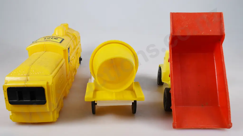 PLASTIC TOYS Image 1++