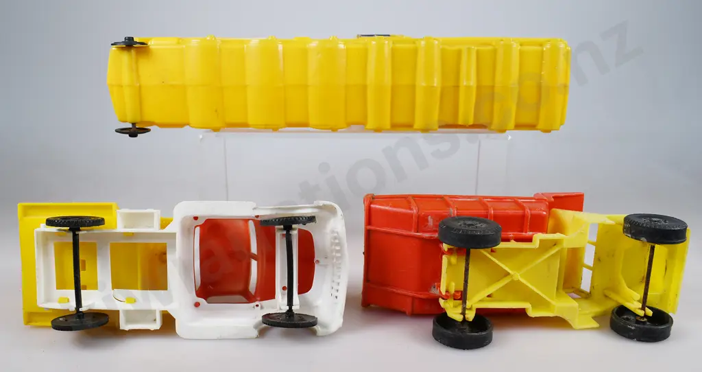 PLASTIC TOYS Image 1++