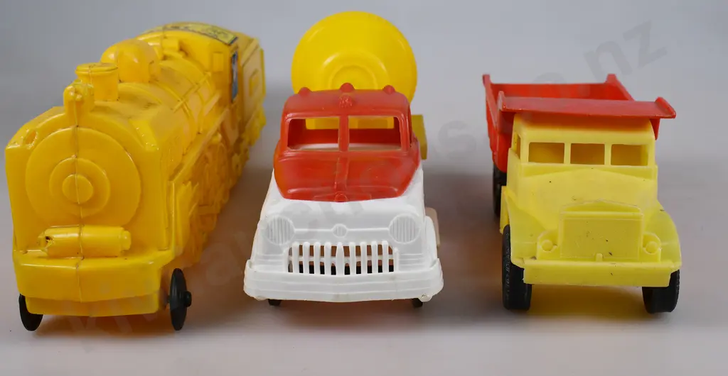 PLASTIC TOYS Image 1++