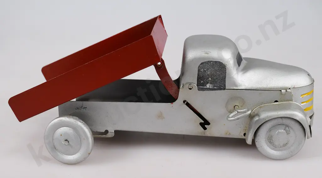 STAR TOYS NZ MADE PRESSED METAL CLOCKWORK TIP TRUCK Image 1++