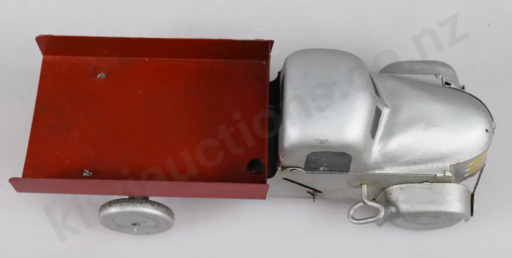 STAR TOYS NZ MADE PRESSED METAL CLOCKWORK TIP TRUCK Image 1++