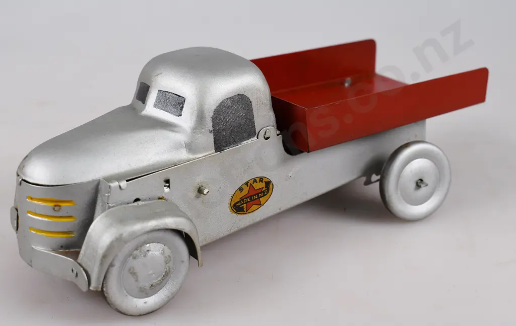 STAR TOYS NZ MADE PRESSED METAL CLOCKWORK TIP TRUCK Image 1++