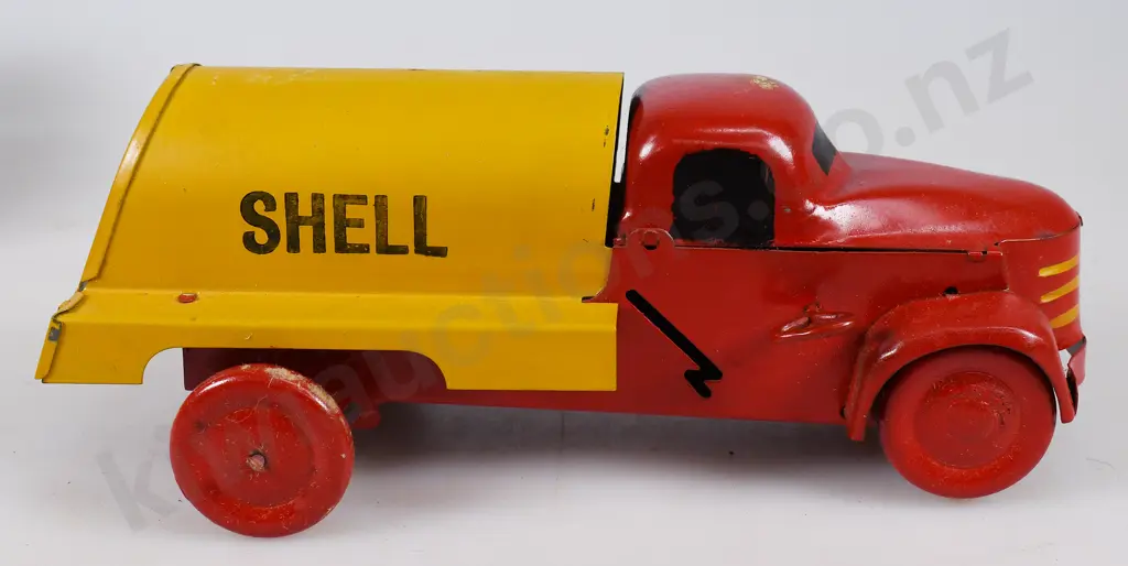 STAR TOYS NZ MADE PRESSED METAL CLOCKWORK SHELL TANKER Image 1++